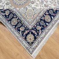7'10" x 10'1" | White Medallion | Wool | 210000026257