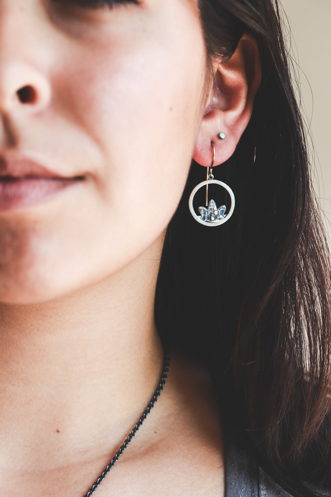 18k Small Circle Bloom Earrings