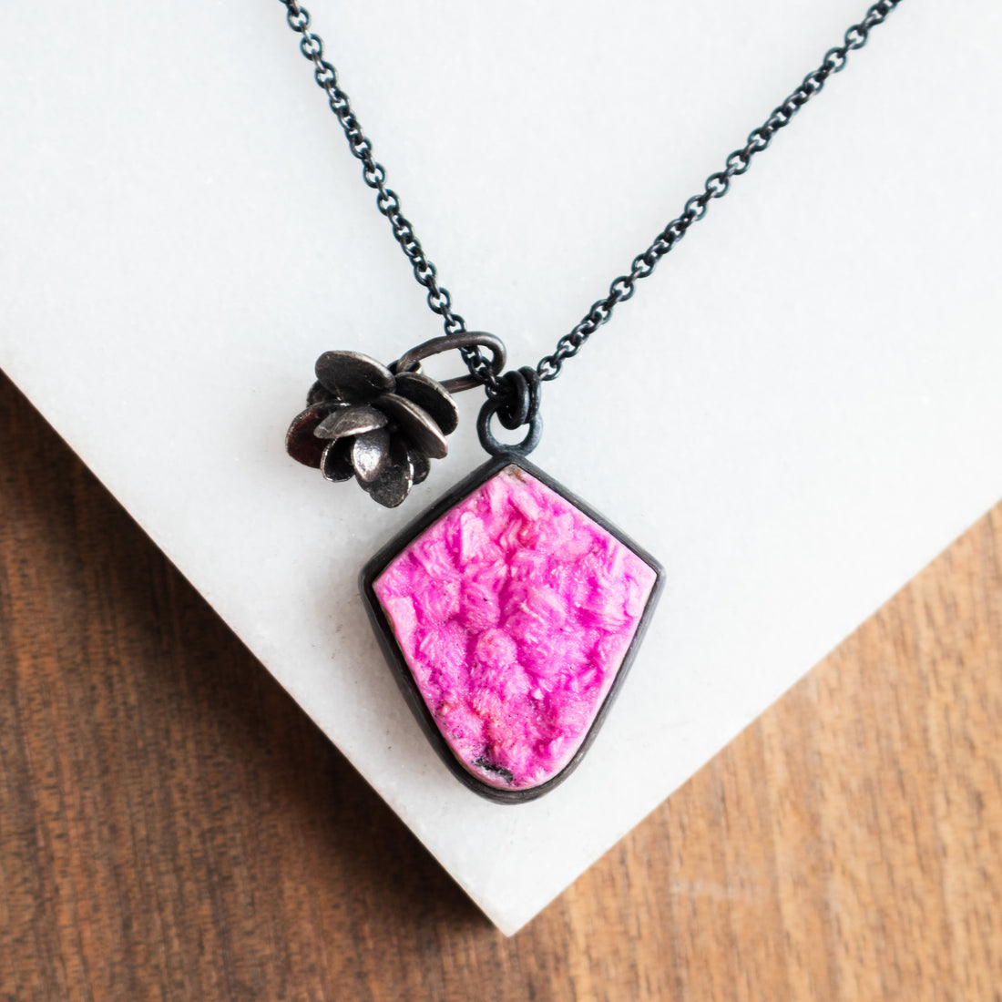 Cobalto Calcite Succulent Charm Necklace