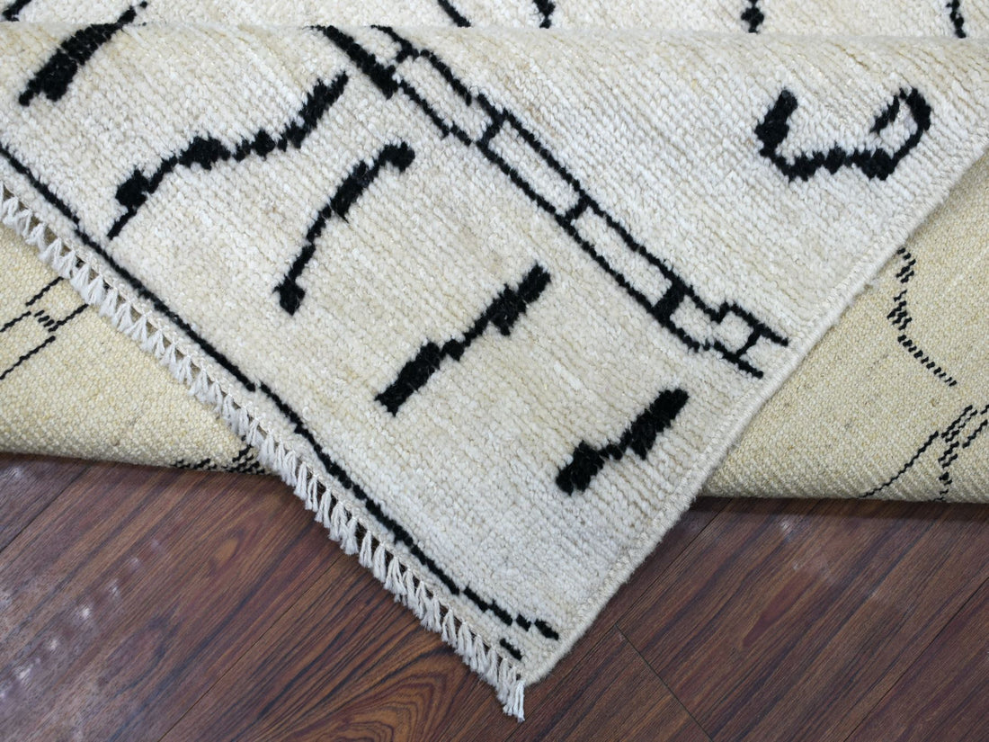 7'9" x 9'10" | Black and White Moroccan Rug | Wool | 24634